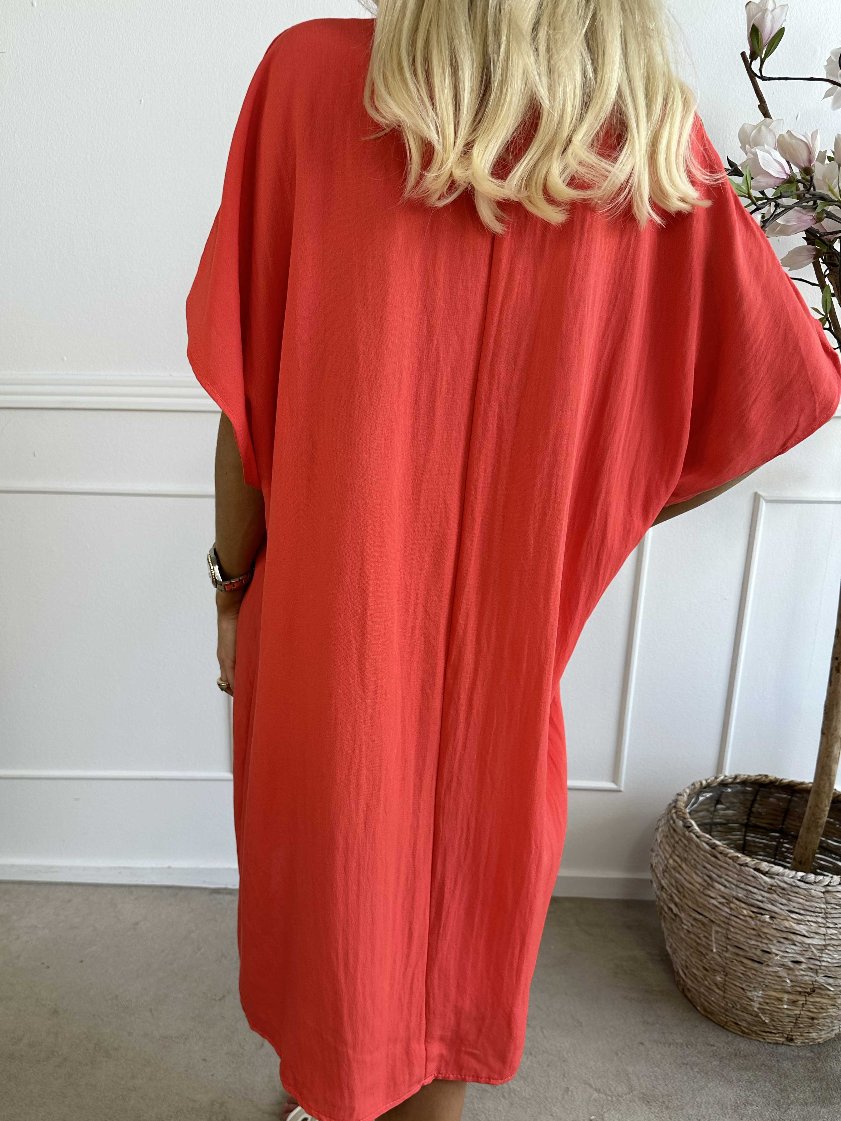 Astrid - Simpel kjole med v-udskæring